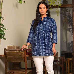 Tunique ethnique bleue en coton pour femme, imprimé géométrique, col mandarin avec encolure en V, longueur hanches, séchage rapide, tenue de soirée, fabricant - Product Image 1