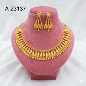 Ensemble collier et boucles d'oreilles en or plaqué pour femmes, style pyramide, bijoux ethniques classiques pour mariage A-23137 - Product Image 1