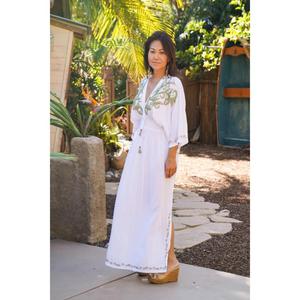 Robe longue blanche brodée pour femme, style kaftan, col en V, manches longues, tenue de plage estivale avec fente latérale - Product Image 1