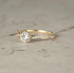 Anillo Solitario de Moissanita en Plata de Ley 925 con Baño de Oro Amarillo, Anillo Clásico de Compromiso, Boda y Aniversario para Ella - Product Image 3
