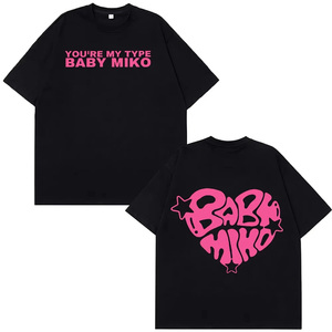 Camiseta Negra Oversize para Hombre Baby Miko con Estampado de Corazón Rosa, Estilo Urbano, Manga Corta, Cuello Redondo, 100% Algodón Jersey, Ajuste Cómodo y Precios Bajos - Product Image 1