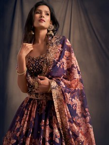 Lehenga Choli violet avec broderie florale, design réversible pour les occasions de fête - Robe de mariage traditionnelle pour femmes - Product Image 2