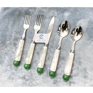 ชุดช้อนส้อมสแตนเลสคุณภาพสูงพร้อมด้ามจับเรซิ่นสวยงาม ช้อน ส้อม มีด 5 ชิ้น ชุดอุปกรณ์รับประทานอาหาร - Product Image 1