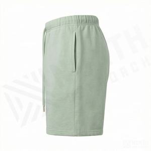 Shorts de felpa francesa estilo urbano con textura suave, cintura ajustable y corte moderno para looks casuales. - Product Image 3