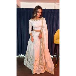 Ensemble de lehenga choli blanc pour femme FB Designer, pour occasions spéciales, avec travail en zari et sequins - Product Image 2