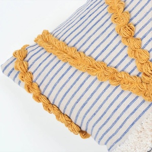 Housse de coussin carrée à franges, texture tuftée à la main, bleu et ivoire, style bohème, pour canapé, décoration intérieure - Product Image 4