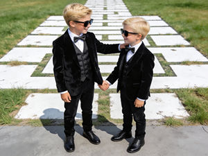 Conjunto de traje de terciopelo negro clásico para niños – Esmoquin formal de 3 piezas para bodas, fiestas y ocasiones especiales - Product Image 1