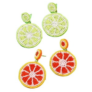 Pendientes colgantes de moda hechos a mano con cuentas de semillas de rebanada de fruta naranja colorido para unisex - Product Image 1