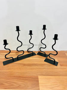 Bougeoir à 3 tiges de zigzag en métal noir avec courbes élégantes Bougeoir incurvé pour la maison, décoration de table - Product Image 5