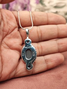 Pendentif artisanal en argent sterling avec cabochon rayé et accents de pierres précieuses noires, bijou statement fait main - Product Image 3
