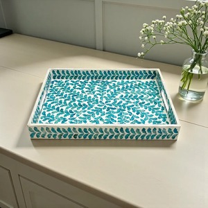 Bandeja de servir de madera con incrustaciones de hueso, diseño único hecho a mano, con un mosaico exclusivo y asas resistentes, ideal para restaurantes, en venta. - Product Image 2