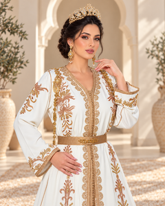 Caftán nupcial marroquí Mishkat Couture color marfil con bordado dorado, terciopelo color ciruela, largo maxi, mangas largas, cinturón dorado ornamentado, tiara de cristal. - Product Image 1