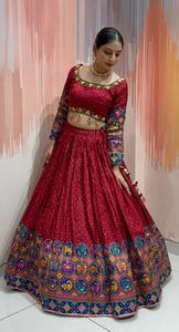 Lehenga Choli de Seda de Bombay Hecho a Mano de Lujo con Bordado de Espejo y Dupatta de Chinnon, Traje Nupcial para Navratri para Mujer - Product Image 2