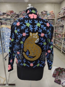 Blouson bomber brodé à la main pour femme avec motif floral et motif chat, fermeture éclair, style automne, cadeau pour elle - Product Image 6