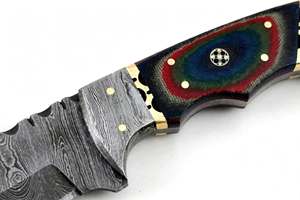 Cuchillo de exterior hecho a mano de acero de Damasco con mango de resina multicolor y mosaico, funda de cuero. - Product Image 4