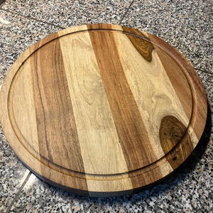 Tabla de cortar redonda de madera de acacia al por mayor de fábrica con asa incorporada para preparación de alimentos, hecha en Vietnam, buen precio - Product Image 4