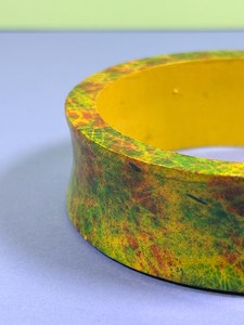 Bracelet large ethnique à motif marbré vert et jaune, manchette plaquée bronze antique, bijoux pour femme - Product Image 3