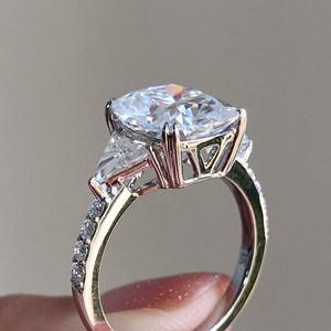 La mejor calidad 4,90 CT EF VVS Cojín alargado Triángulo Moissanite Plata de ley Rodio Plateado Ajuste de Punta Anillo IGI - Product Image 1
