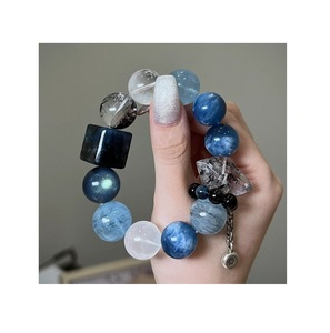Bracelet élégant en résine de luxe avec un savoir-faire de qualité supérieure, une pièce de bijouterie raffinée pour les événements et célébrations spéciales - Product Image 3