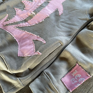 Ensemble streetwear tendance : sweat à capuche en coton délavé et vieilli, pantalon baggy oversize, broderie, impression en relief et strass - Product Image 4