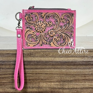 กระเป๋าใส่บัตรและเหรียญหนังแท้ลายดอกไม้สีชมพู ดีไซน์วินเทจ แกะสลักอย่างประณีต พร้อมซิป เหมาะสำหรับทุกเพศ ใช้เป็นกระเป๋าคล้องมือได้ - Product Image 1