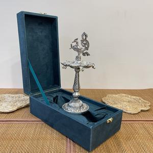 ARTESANÍA METÁLICA: PAJURO DE PLATA BAÑADA EN PLATA SAMAI / DIYA CON CAJA DE TERCIOPELO - Product Image 4
