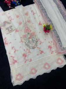 ชุดสูทผ้าชีฟองหนานุ่มสไตล์ปากีสถาน ปักลายหรูหรา ประดับด้วยงานปักเลื่อมแบบ Khatli พร้อมกางเกงผ้าซันตูน และผ้าคลุมไหล่ผ้าชีฟอง - Product Image 3