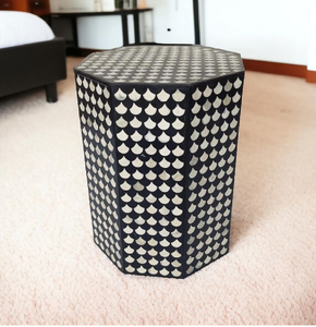 Mesa con pedestal con incrustaciones de hueso tallado disponible a precios de mayorista, presenta un ornamentado entramado blanco para un aspecto interior de lujo. - Product Image 3