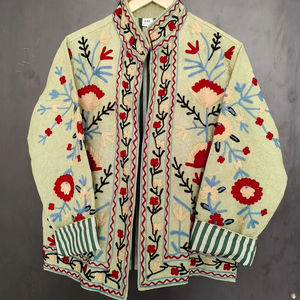 Veste matelassée en laine tricotée brodée à la main Suzani, écologique, motifs floraux brodés à la main, richesse culturelle - Product Image 2