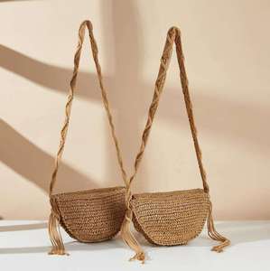 Transformez vos tenues saisonnières avec ce sac élégant en fil naturel, doté d'une structure en forme de croissant et d'accentuations frangées. - Product Image 4