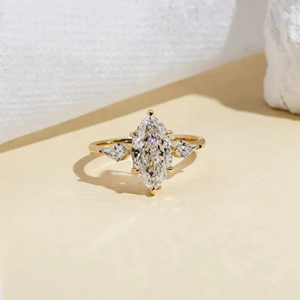 Anillo de compromiso y boda de oro amarillo macizo de 14k con diamante marquise de 1.80 quilates cultivado en laboratorio, certificado, ideal para fiestas. - Product Image 2
