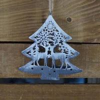 Ornement suspendu en métal Golden Star découpé au laser, fait main, décoration traditionnelle pour arbre de Noël, avec un motif perforé.