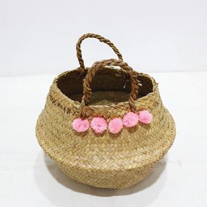 Cesta de Almacenamiento Circular de Hojas de Palma Naturales, Cesto de Ropa con Pompones Rosas, Ecológico, Multifuncional y Duradero - Product Image 1