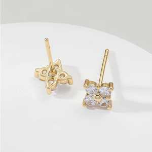 Pendientes Minimalistas con Flor de Diamantes, Oro Sólido de 10k, 14k, 18K, Clásicos, Elegantes, Delicados, Pequeños, Florales, Venta al Por Mayor - Product Image 6