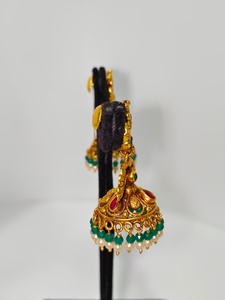 Pendientes Jhumka Antiguos de Oro Sólido de 22k, Hechos a Mano con Motivo de Lakshmi, Esmeraldas Verdes y Perlas Naturales para Boda - Product Image 2