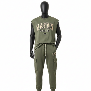 Ensemble 2 pièces pour homme : T-shirt sans manches en molleton de coton et polyester vert olive 240 GSM et pantalon cargo avec poches, logo imprimé - Product Image 1