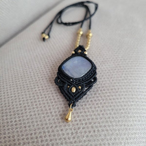 Collar Unisex Ajustable Hecho a Mano con Colgante de Cuarzo Negro y Macramé, Adornado con Cuentas Doradas, Estilo Boho, Ideal para Regalo - Product Image 2