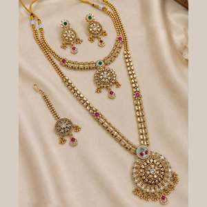Ensemble de collier et boucles d'oreilles géométriques en cristal et strass plaqué or traditionnel JeweleMarket, bijoux indiens élégants pour femmes - Product Image 1