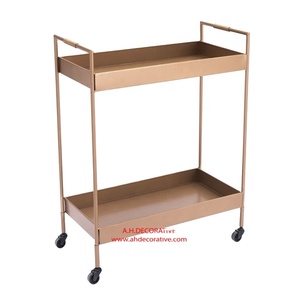 Chariot de bar en métal doré Chariot de service rectangulaire au design moderne Chariot d'extérieur pour hôtel de luxe à 2 niveaux et 4 roues au fini doré - Product Image 1