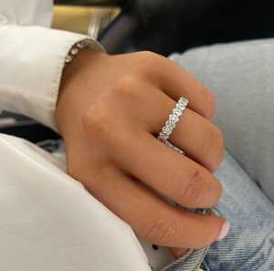 Bague de mariage éternité 3/4 en or massif 14K 18K avec diamant de laboratoire taille ovale serti à griffes, empilable, 2,05 ct, certifié IGI, minimaliste et raffinée - Product Image 2