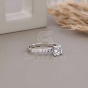 Anillo de Compromiso de Moissanita con Corte Princesa, Banda de Media Eternidad con Brillo Brillante, Diseño de Joyería Fina y Elegante - Product Image 4