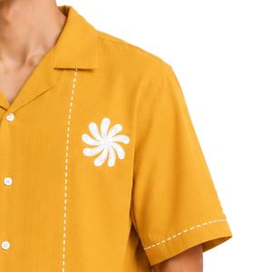 เสื้อเชิ้ตผ้าลินินผสมฝ้ายสีเหลืองมัสตาร์ด แขนสั้น คอปกคิวบา ปักลายสีขาว ติดกระดุม ลำลอง สำหรับวันหยุดฤดูร้อน รับผลิตแบบ OEM - Product Image 4