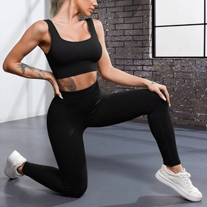 ชุดโยคะแฟชั่นสไตล์สปอร์ตสำหรับผู้หญิง ผ้าแห้งเร็ว ระบายอากาศได้ดี ผลิตจากผ้าสแปนเด็กซ์/โพลีเอสเตอร์ สีและลายพิมพ์ปรับแต่งได้ - Product Image 1