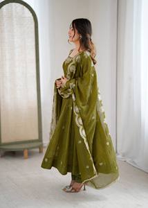 Costume Anarkali traditionnel vert olive pour femmes avec dupatta brodé, coupe ample, longueur cheville, en rayonne, style Inde Pakistan - Product Image 3