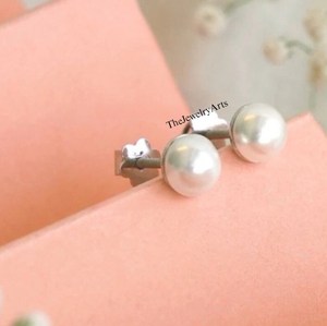 Pendientes Minimalistas de Perlas de Agua Dulce, Pendientes Blancos para Novia • Joyería Lista para Enviar para Mujer, Regalos Delicados para Damas de Honor - Product Image 6