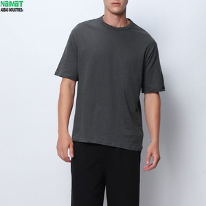 เสื้อยืดผ้าหนาขนาดใหญ่พิเศษสำหรับผู้ชาย ทรงหลวมไหล่ตก คอกลม สไตล์ลำลอง สตรีทแวร์ เรียบง่าย - Product Image 1