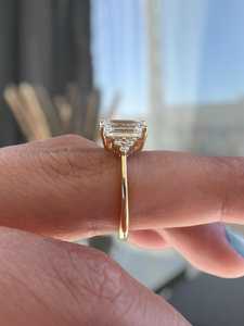 แหวนเพชรทรงเอเมอรัลด์ 2.01 กะรัต หรูหรา ทองคำขาว 14K เพชรเลี้ยงในห้องปฏิบัติการ ของขวัญสำหรับงานปาร์ตี้ ของขวัญแต่งงาน เครื่องประดับเสริมเสน่ห์ - Product Image 3