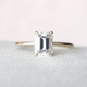 แหวนหมั้นเพชรทรงเอเมอรัลด์ ทอง 14k สำหรับผู้หญิง คลาสสิก ได้รับการรับรองจาก IGI เพชรเพาะเลี้ยงในห้องปฏิบัติการ สี D - Product Image 1