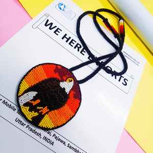 Collier pendentif aigle artisanal perlé avec perles noires, blanches, brunes, jaunes, oranges, rouges et cordon long pour un usage artistique et culturel - Product Image 2