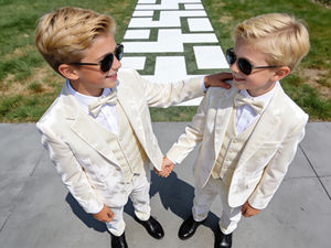 Ensemble de costume 3 pièces pour enfants Cream Check – Blazer, gilet et pantalon de cérémonie pour garçons avec nœud papillon - Product Image 2